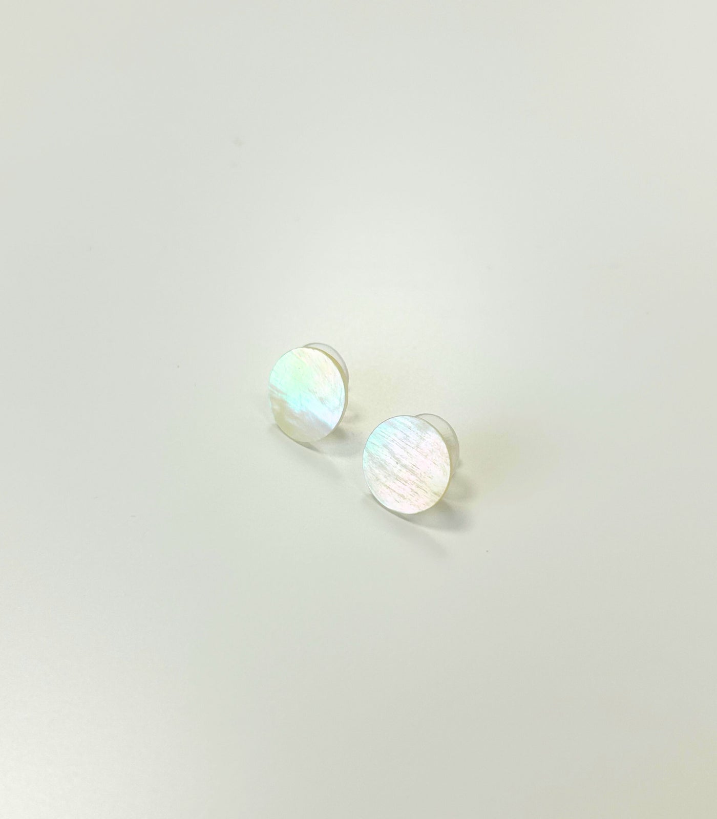 Concha Circle Stud Earrings in Mother of Pearl Shell - Arete