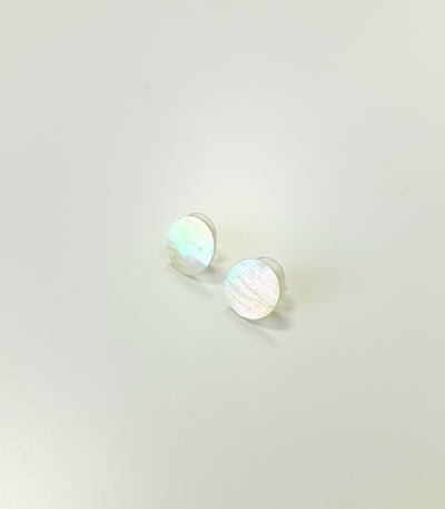 Concha Circle Stud Earrings in Mother of Pearl Shell - Arete