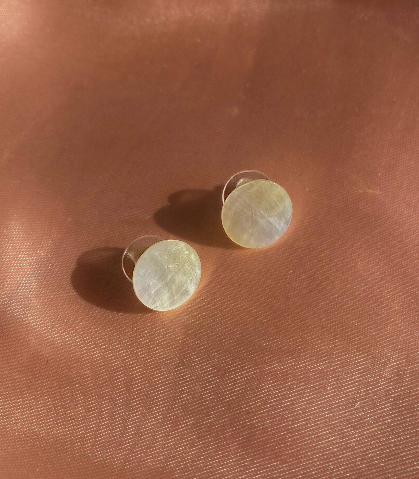 Concha Circle Stud Earrings in Mother of Pearl Shell