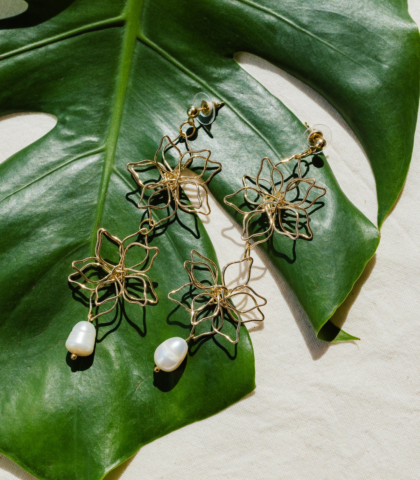 Flora Drop Pearl Earrings - Arete