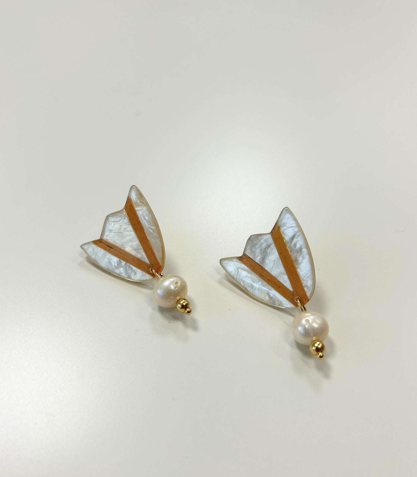 Guita Capiz Pearl Flower Studs