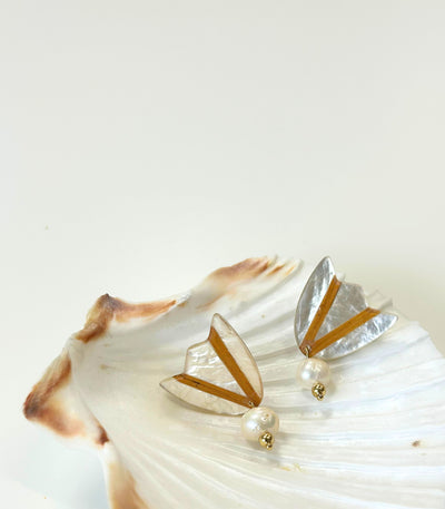 Guita Capiz Pearl Flower Studs