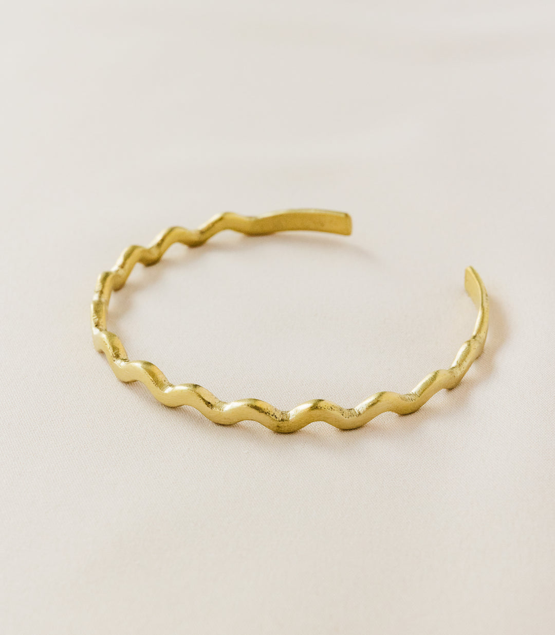 Sesotunawa_LwokWaveBrassBangle