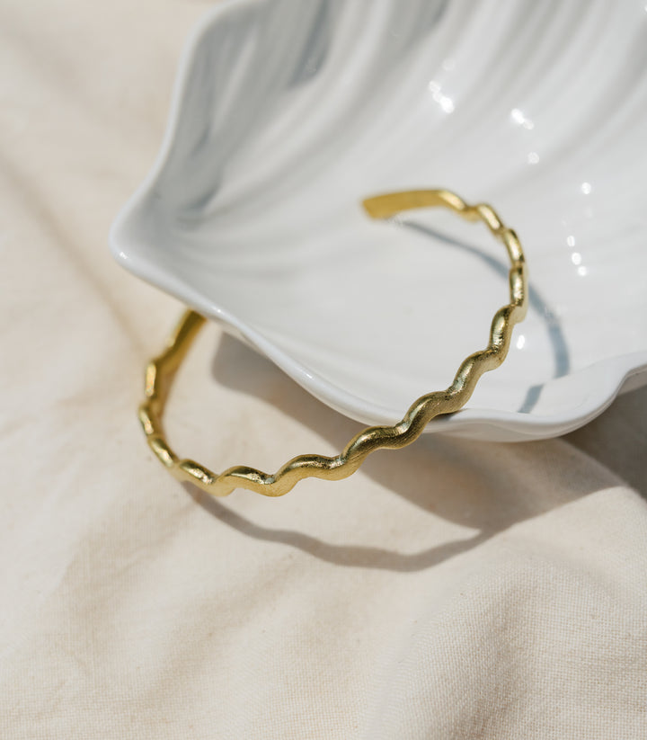 Lwok Wave Brass Bangle - Sesotunawa – Cambio & Co.