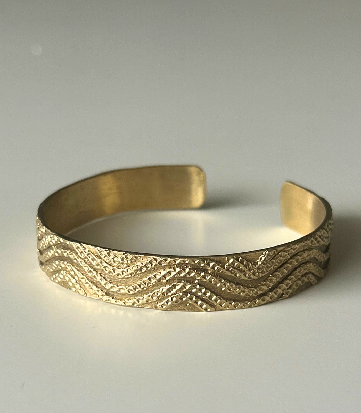 Lwok Bnetek Wave & Waters Brass Cuff - Sesotunawa