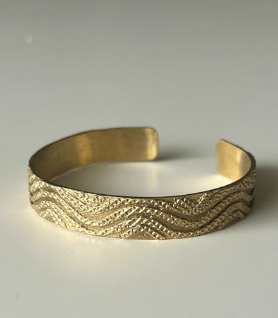 Lwok Bnetek Wave & Waters Brass Cuff - Sesotunawa