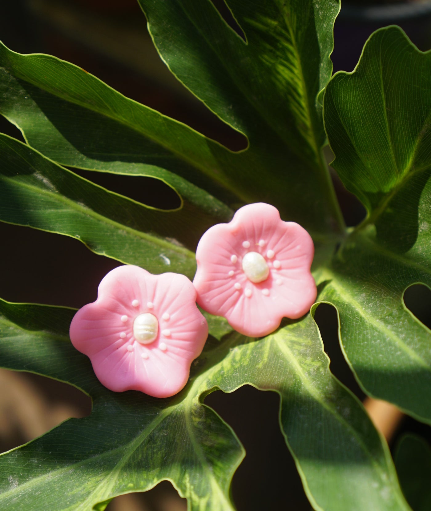 Pearly Bulaklak Bloom Studs - Tropik Beatnik