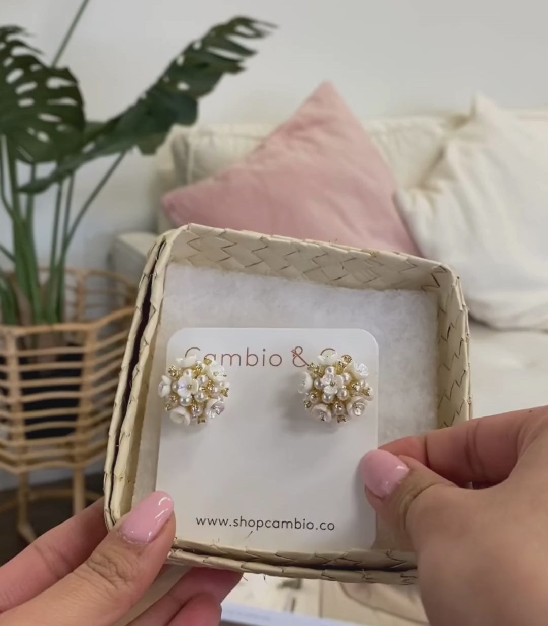 Peonia Petal Pearl Studs - Arete