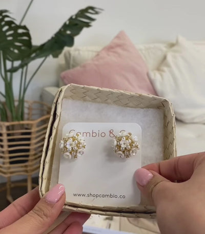 Peonia Petal Pearl Studs - Arete