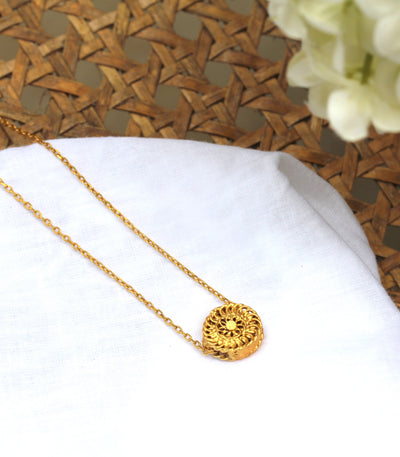 Padumna Chain Pendant Necklace - Gold - AMAMI