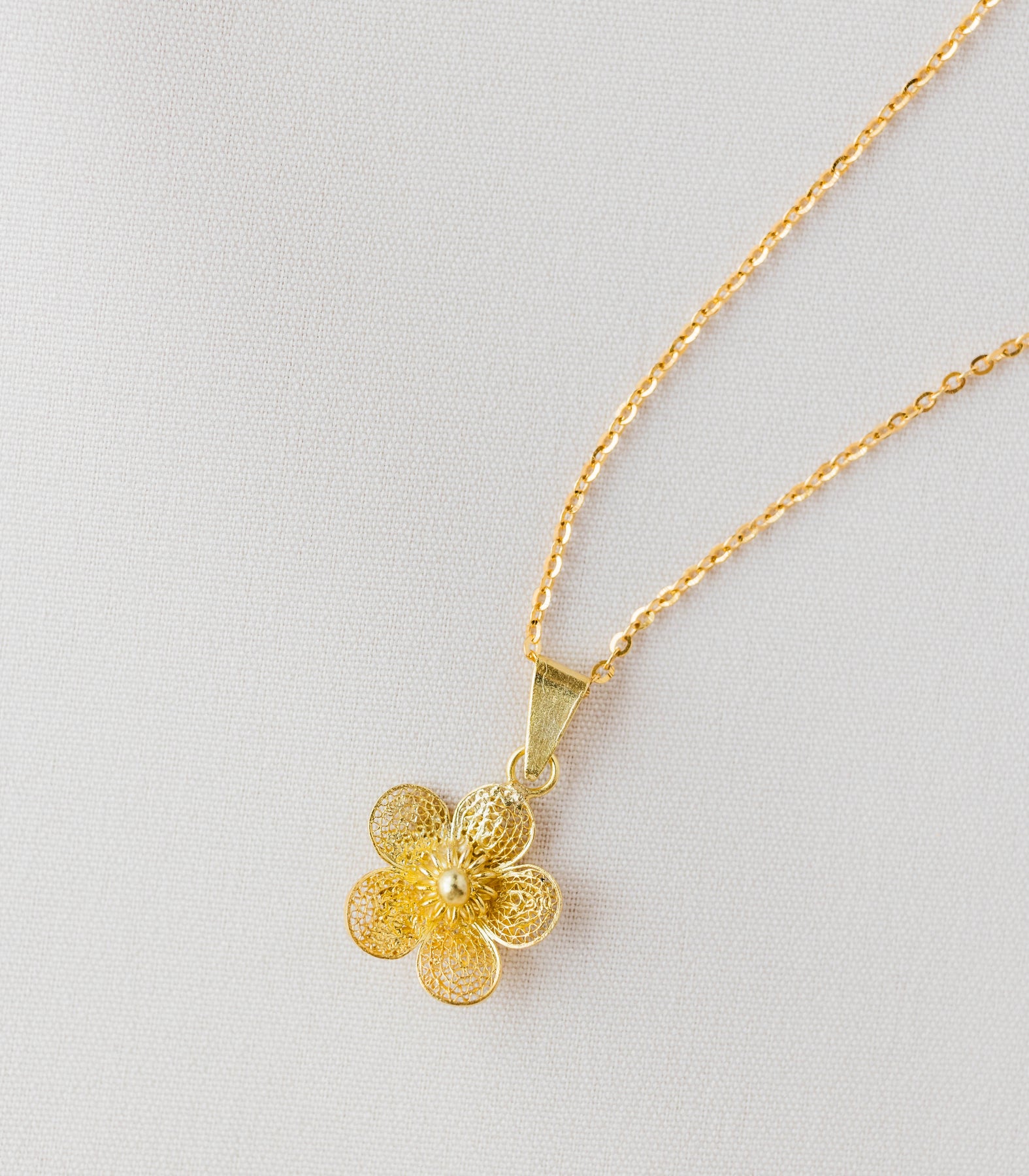 Necklace flower pendant deals