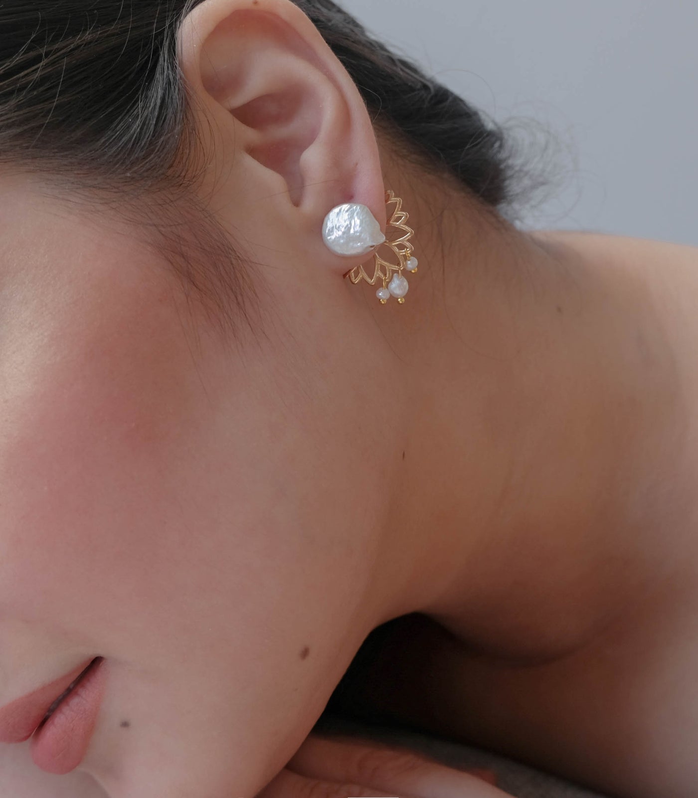 Perla Cora Stack Earrings with a model - Arete