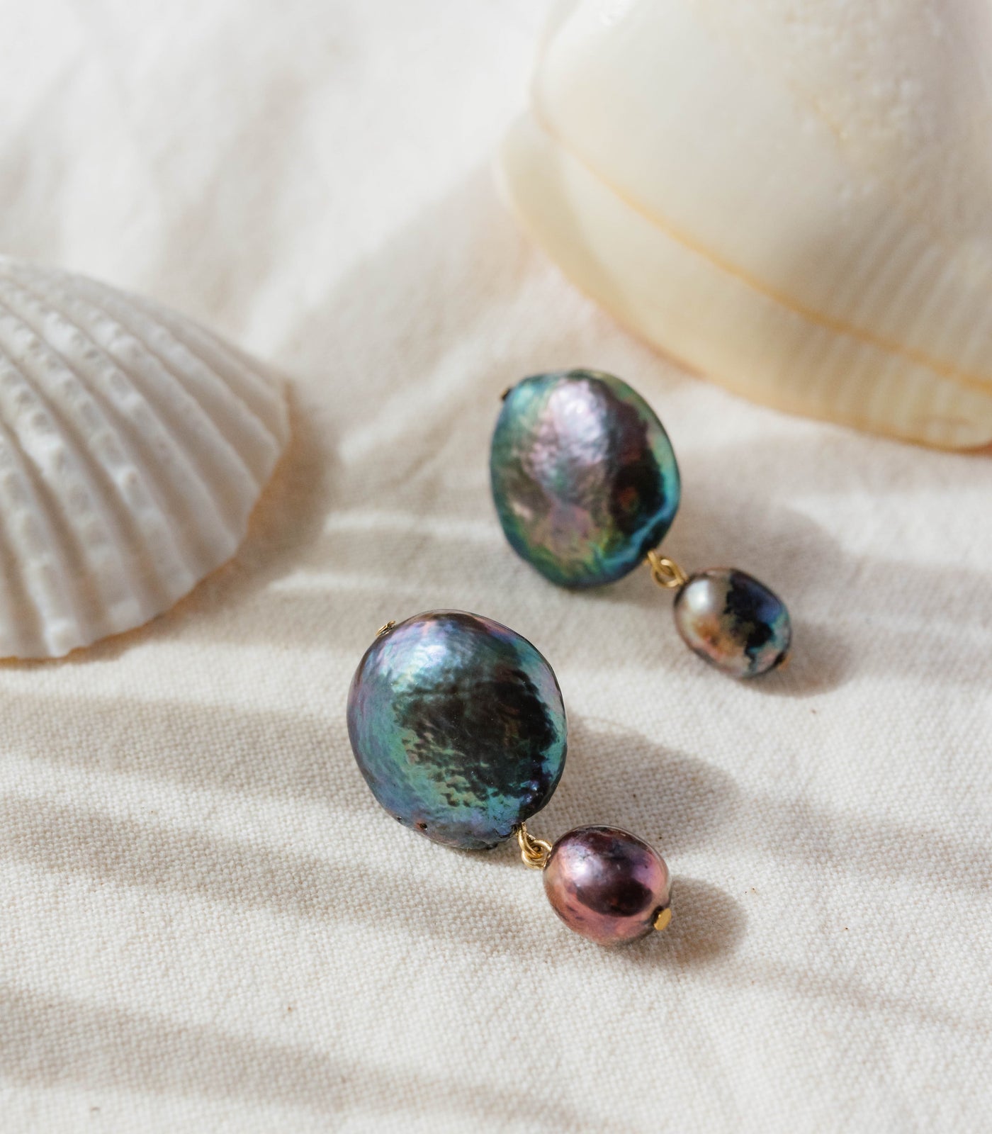 Poco Black Pearl Earrings - Arete