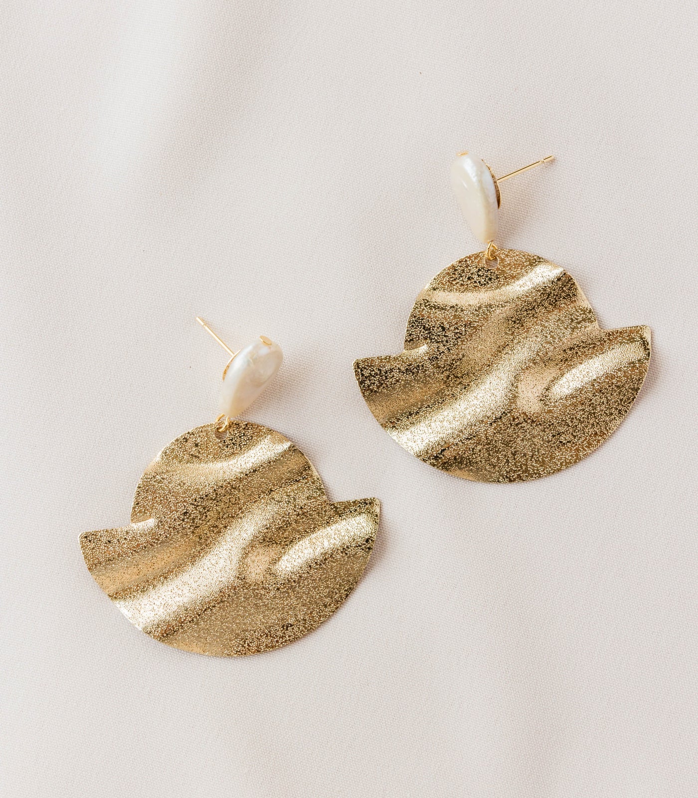 Sunset Pearl Lamina Earrings - Arete