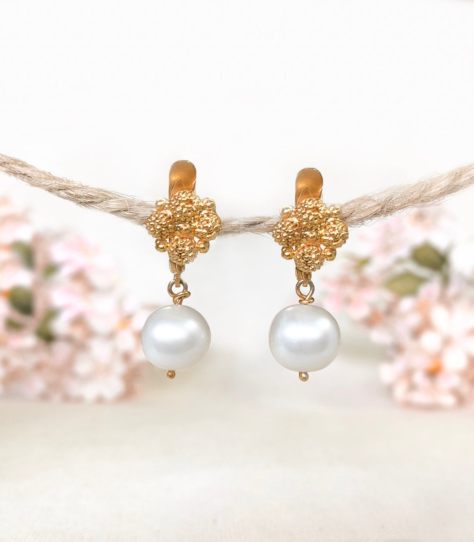 Estela Pearl Drop Earrings - AMAMI